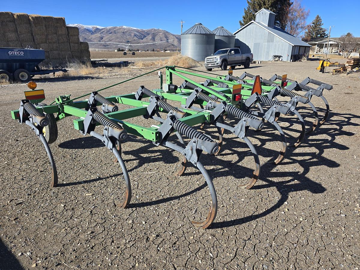 Used 20' John Deere 610 Chisel Plow