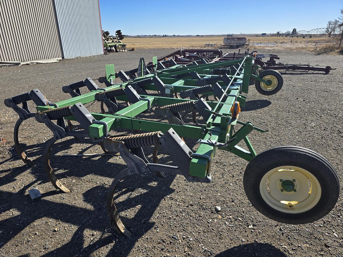 Used 20' John Deere 610 Chisel Plow
