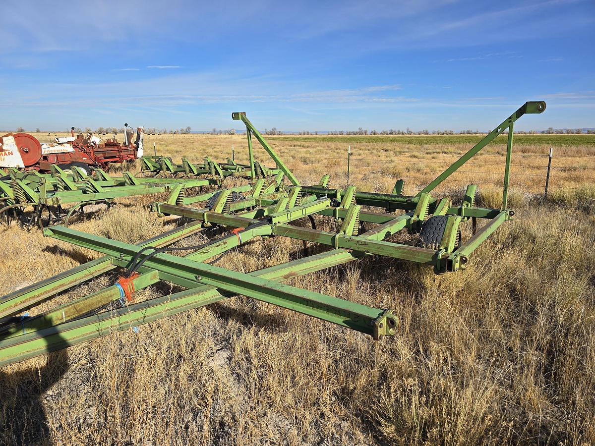 Used 36' John Deere 1600 Chisel Plow