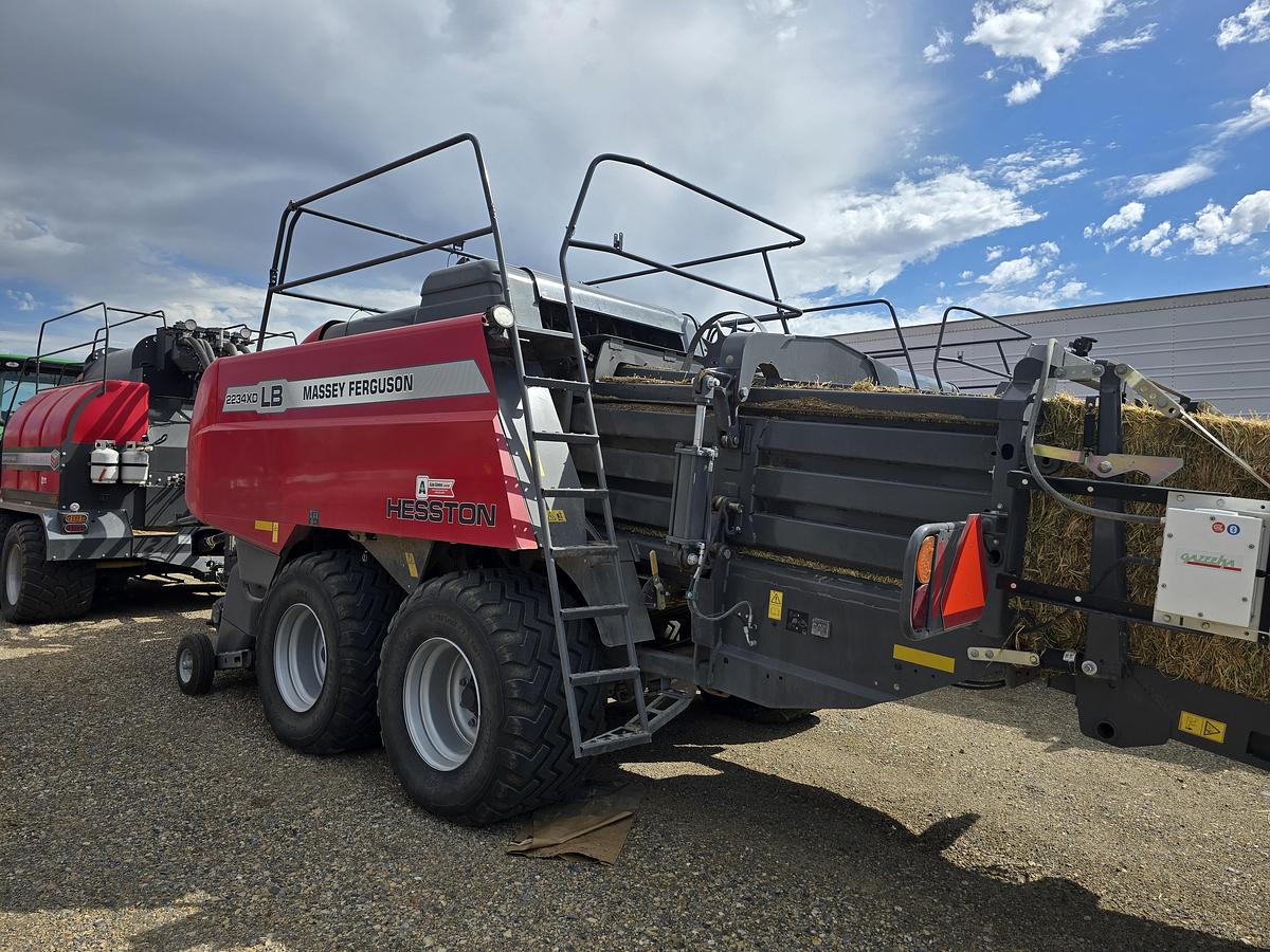 Used 2023 Massey Ferguson 2234XD Baler + Staheli 6210 Steamer
