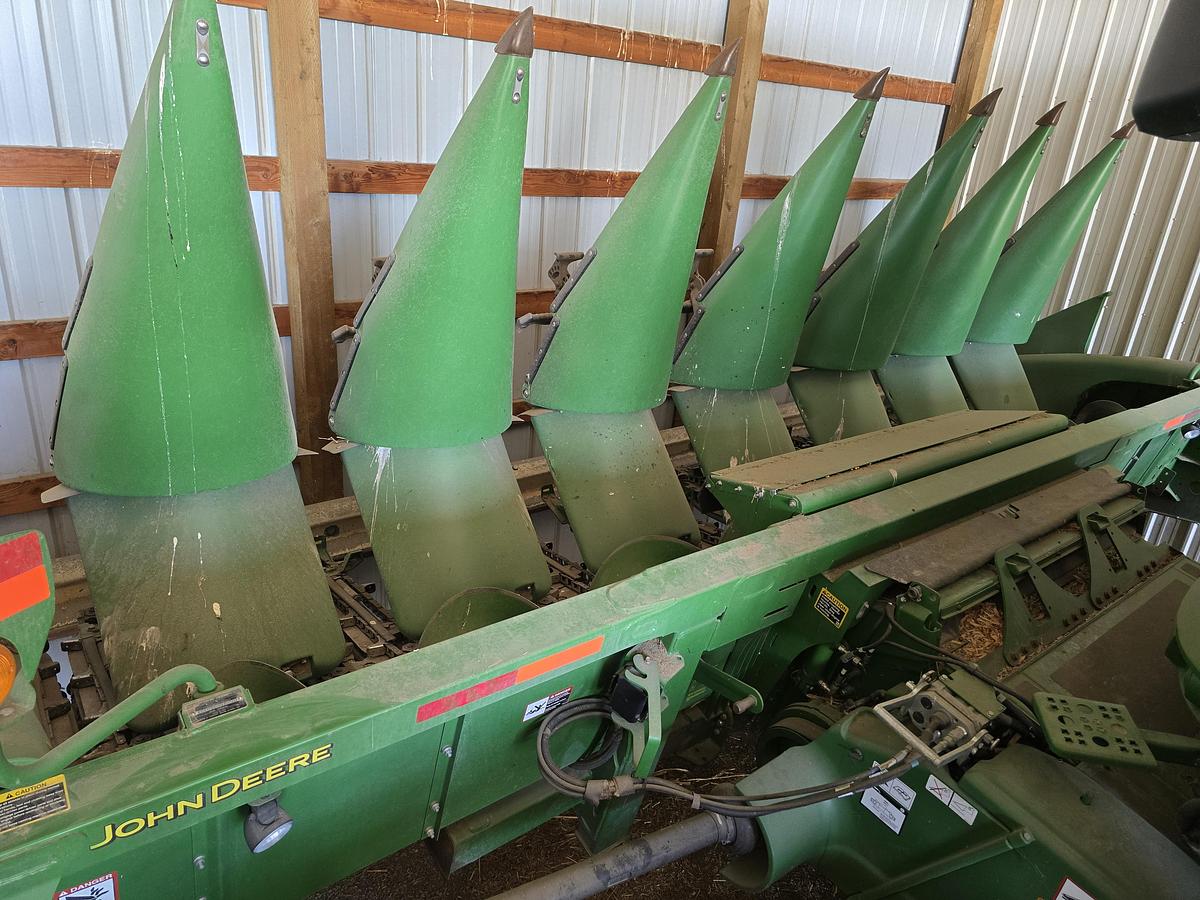 Used 2014 John Deere 608C Corn Header - 8R30