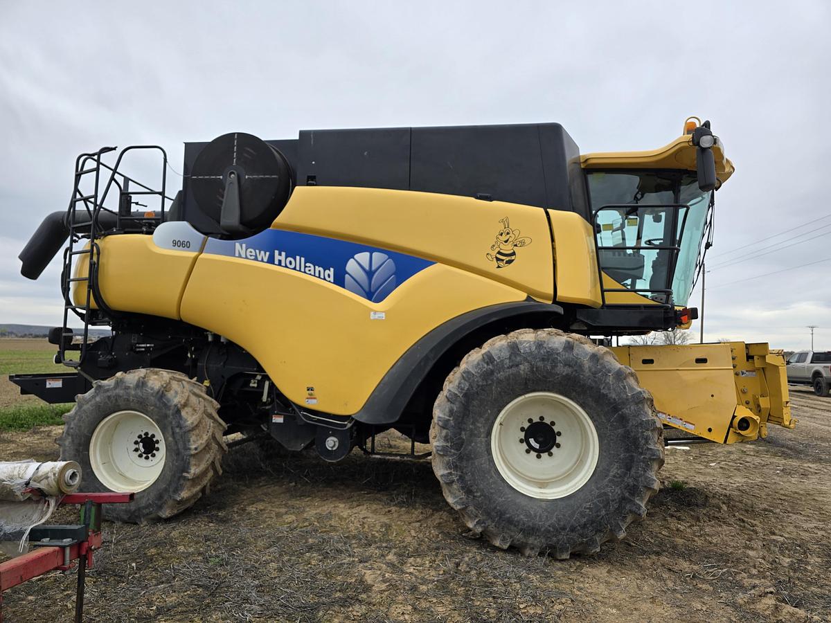 Used 2009 New Holland CR9060 Combine - w/ Seed Screens