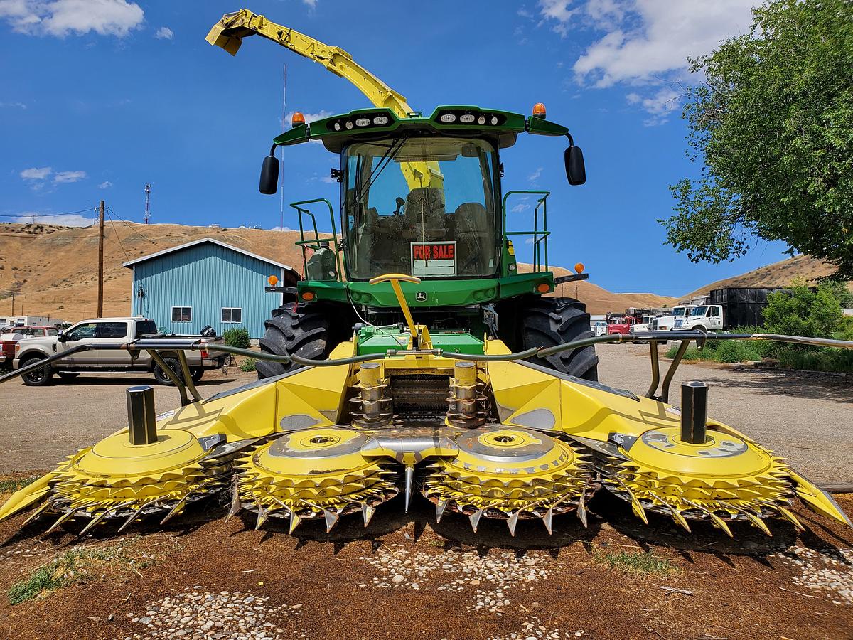 Used 2016 John Deere 8400 Forage Harvester w/ 2 Headers **2300 Hrs**