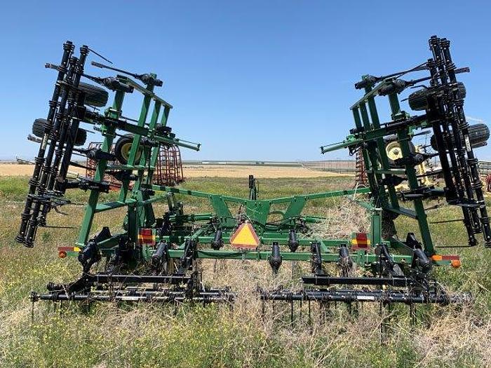 Used 2003 John Deere 2400 3-Section Chisel Plow 31'