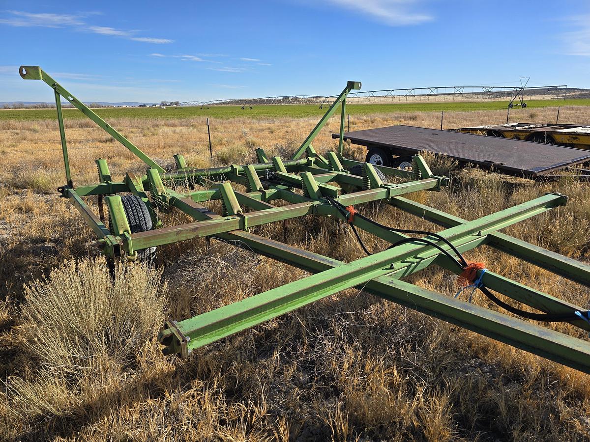 Used 36' John Deere 1600 Chisel Plow