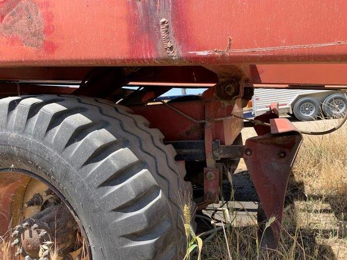 Used New Holland 1095 Bale wagon with Mil-Stak clamp