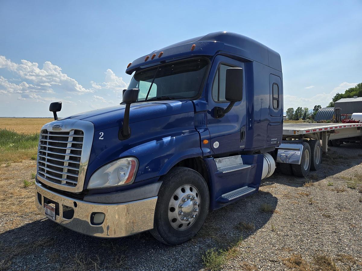 Used 2016 Freightliner Cascadia Sleeper Truck