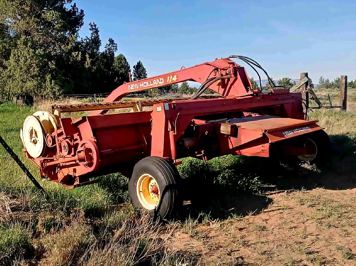 Used 14' New Holland 114 Pivot Tongue Windrower