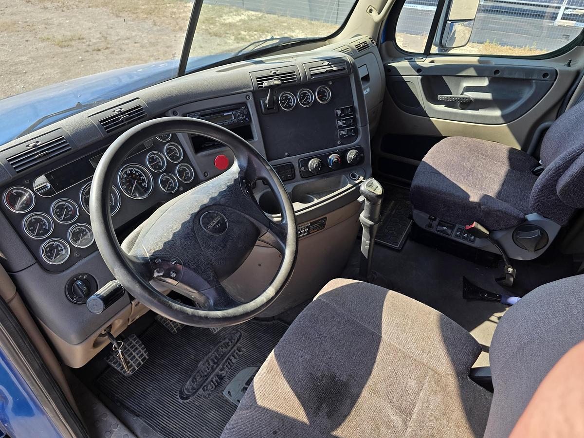 Used 2013 Freightliner Cascadia Sleeper Truck