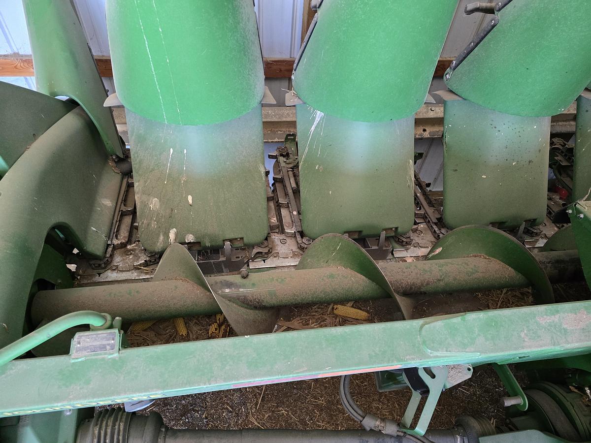 Used 2014 John Deere 608C Corn Header - 8R30