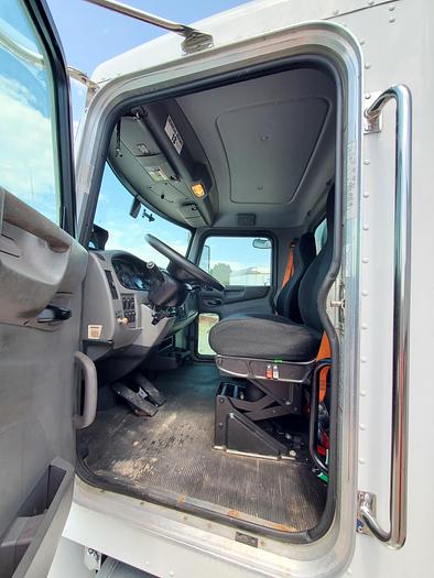 Used 2018 26' Peterbilt 337 Box Truck w/ 149k miles