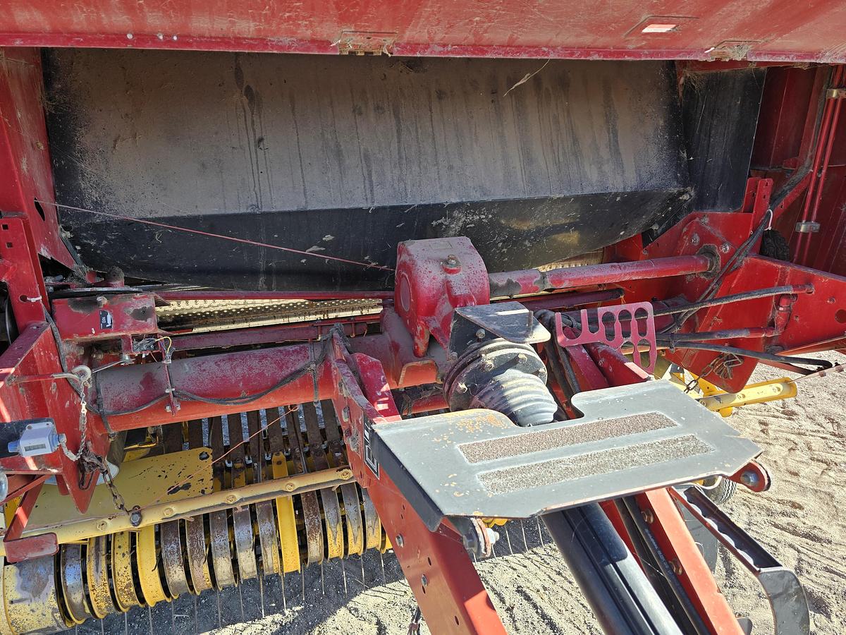 Used ** Going to Auction ** 2003 New Holland BR780 Round Baler