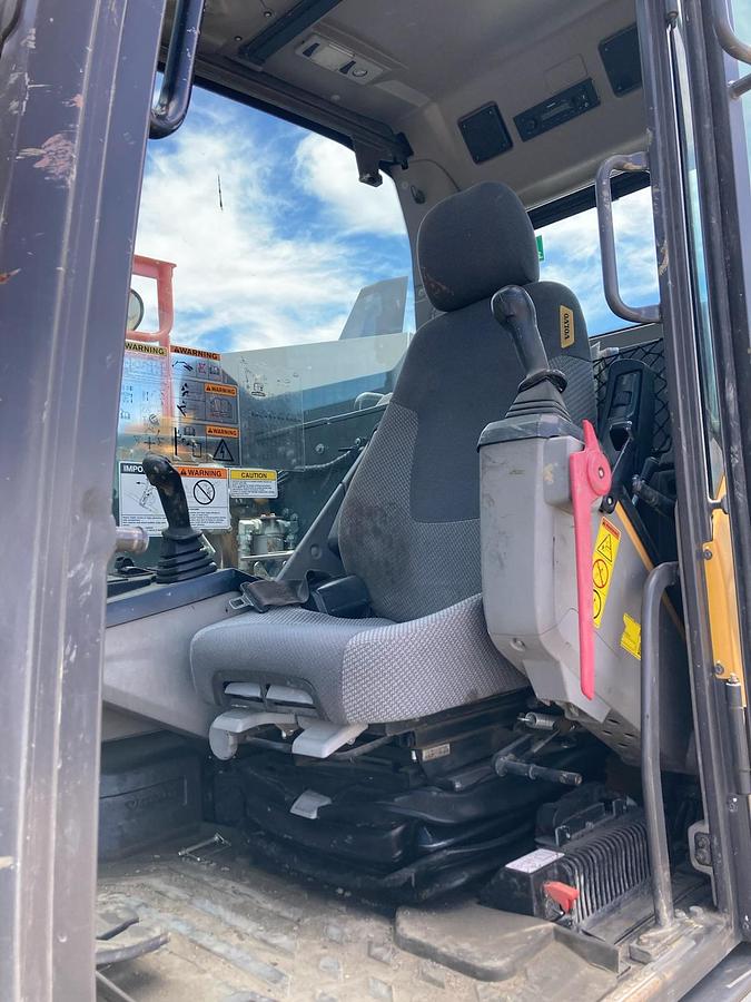 Used 2018 Volvo ECR145EL Excavator w/ Thumb + Push Blade - 3400 hrs