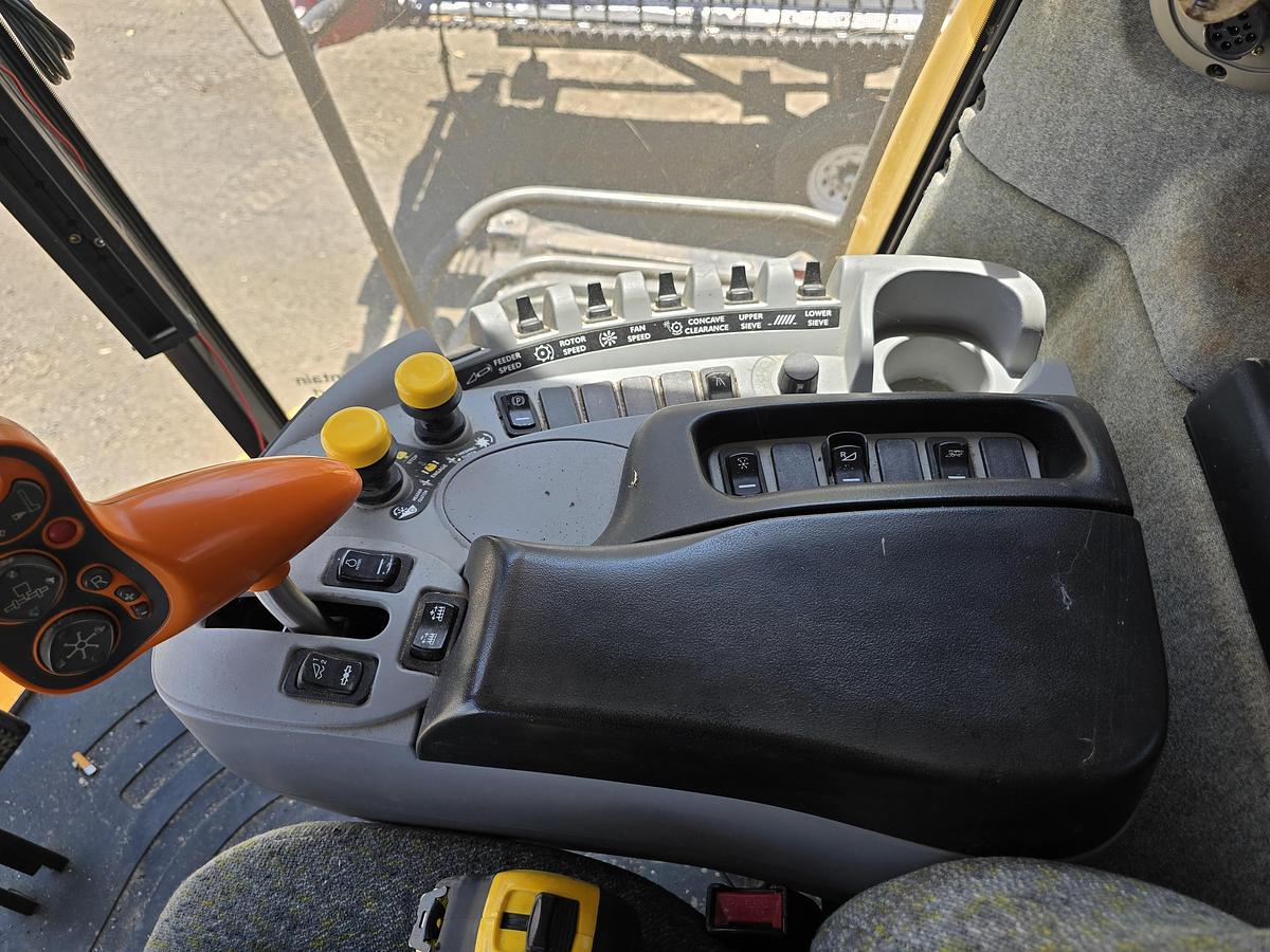 Used 2009 New Holland CR9060 Combine w/ 2200 hrs