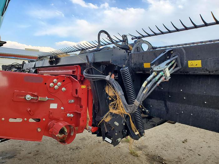 Used 40' Macdon D65-D Draper Header