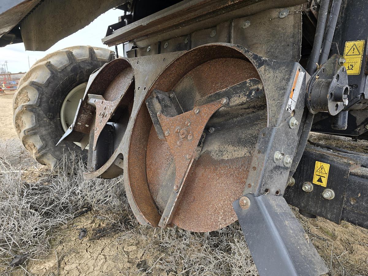 Used 2009 New Holland CR9060 Combine - w/ Seed Screens