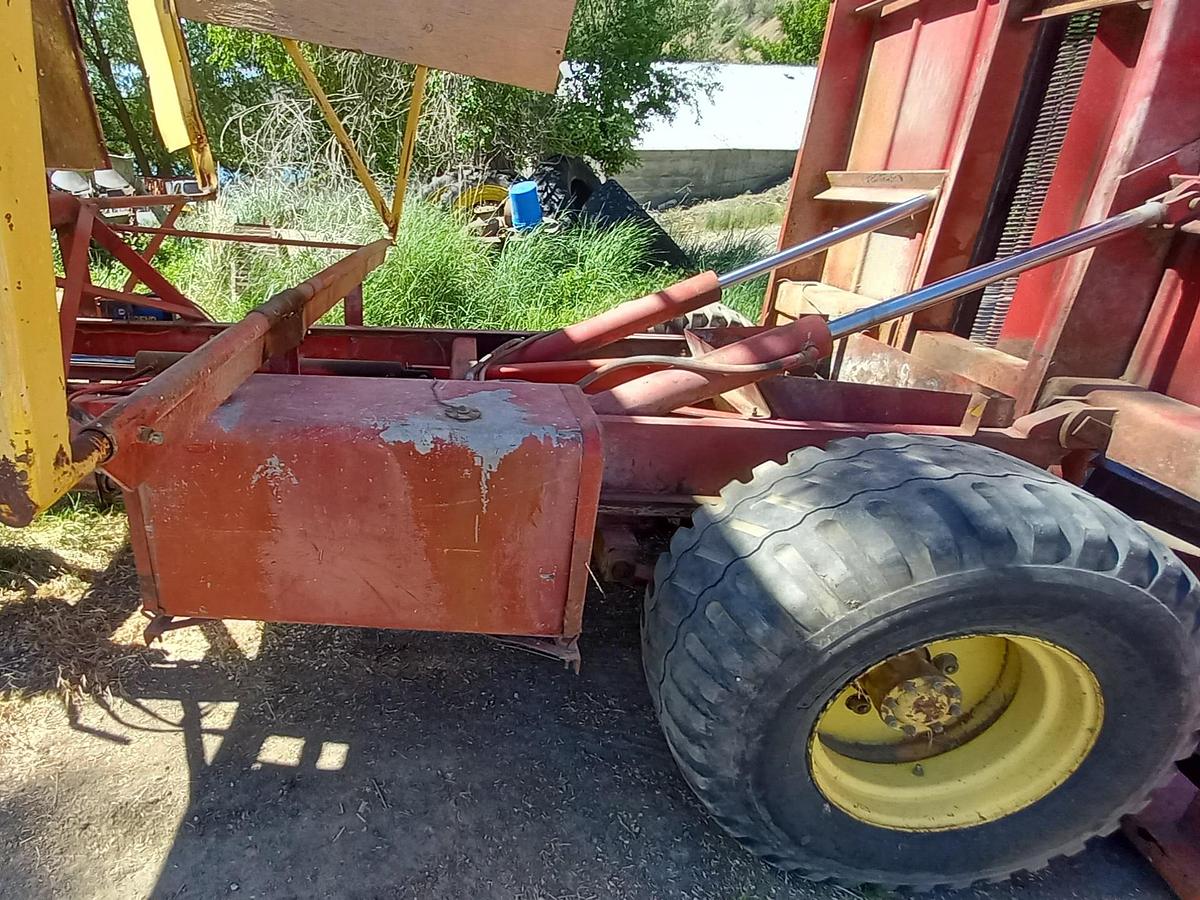 Used New Holland 1049 Balewagon