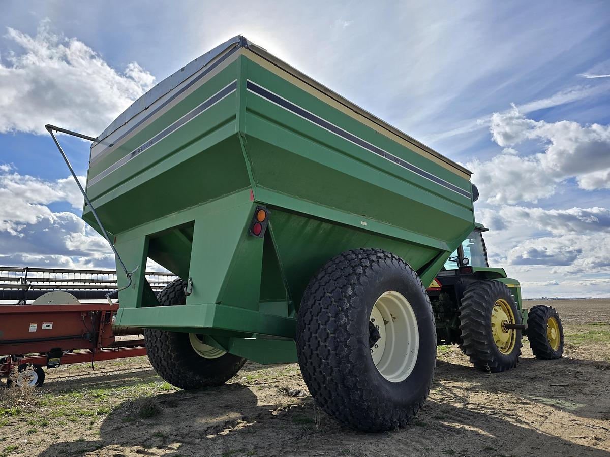 Used J&M 750 Grain Cart