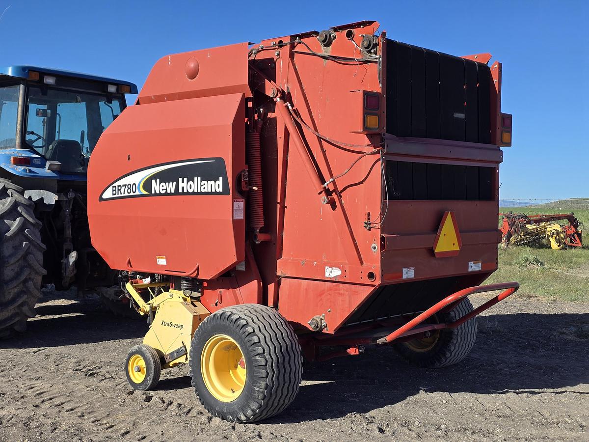 Used ** Going to Auction ** 2003 New Holland BR780 Round Baler