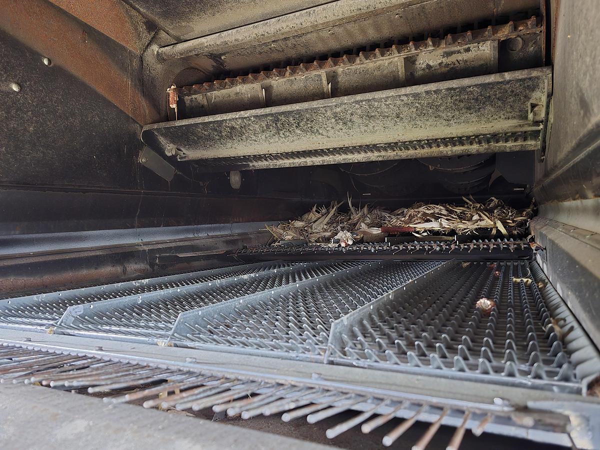 Used 2009 New Holland CR9060 Combine - w/ Seed Screens