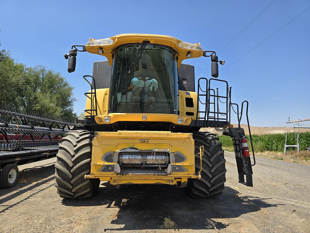 Used 2009 New Holland CR9060 Combine w/ 2200 hrs