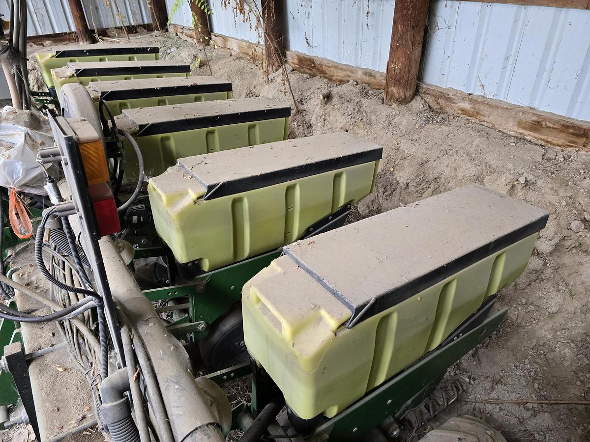 Used John Deere MaxEmerge XP 1700 Precision Planter - 8R30