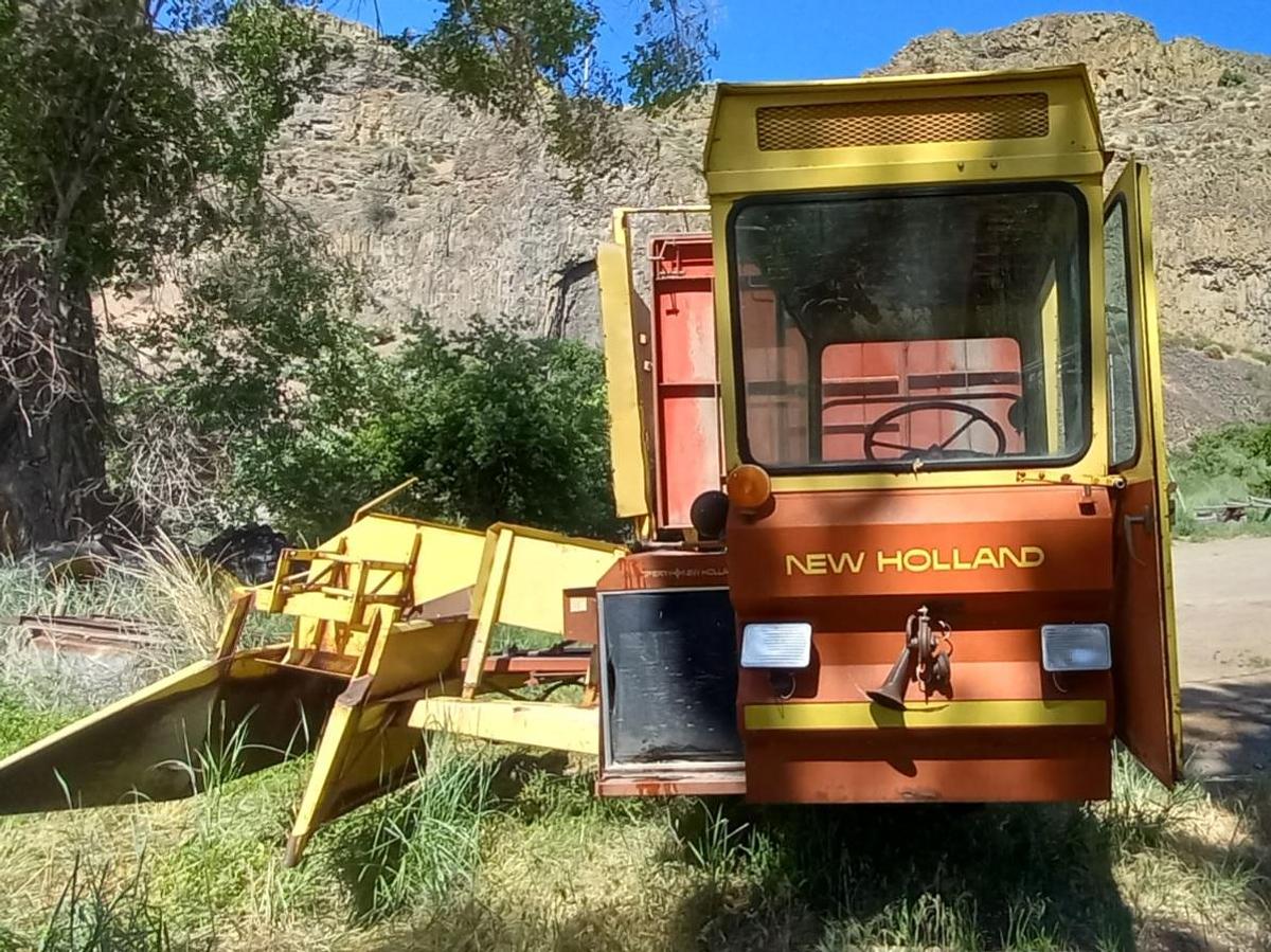 Used New Holland 1049 Balewagon
