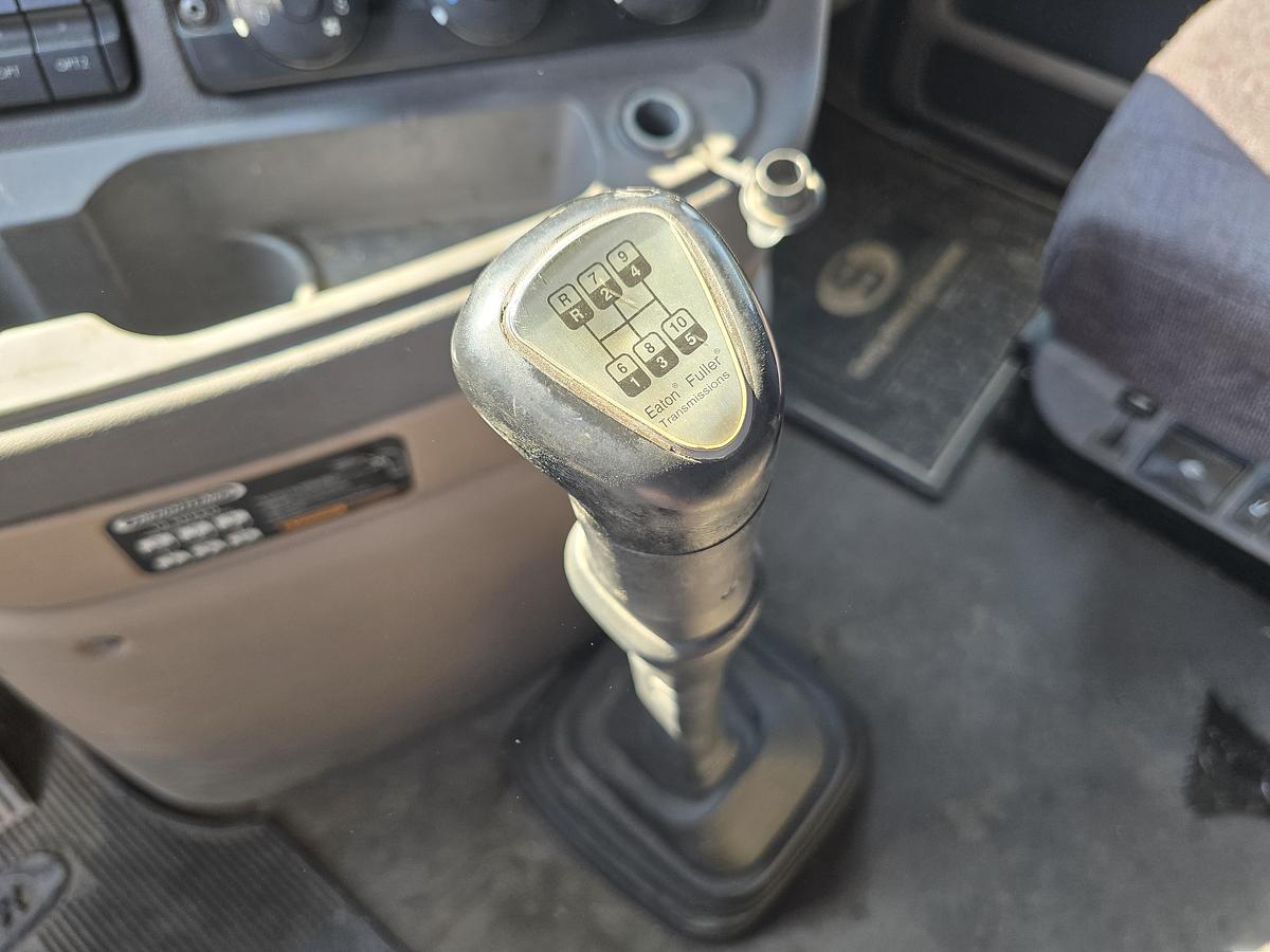 Used 2013 Freightliner Cascadia Sleeper Truck