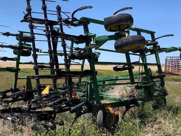 Used 2003 John Deere 2400 3-Section Chisel Plow 31'