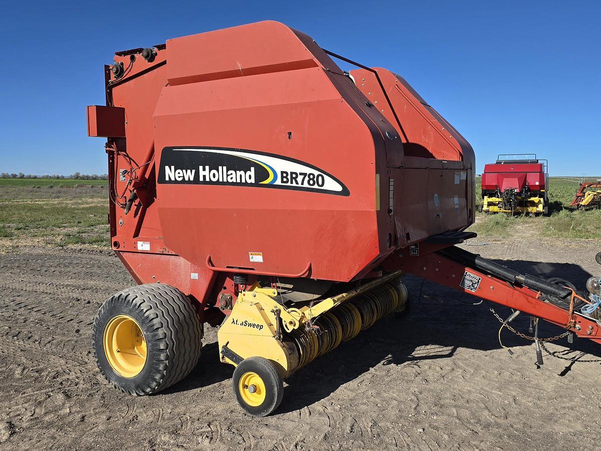 Used ** Going to Auction ** 2003 New Holland BR780 Round Baler