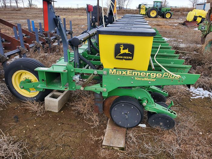 Used 8r22 John Deere 1730 Planter w/ Hyd Drive