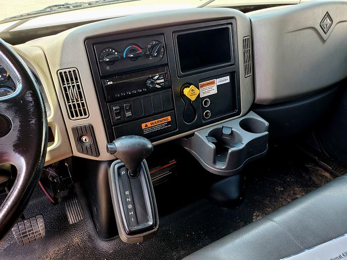 Used 2019 26' International Box Truck w/ Liftgate