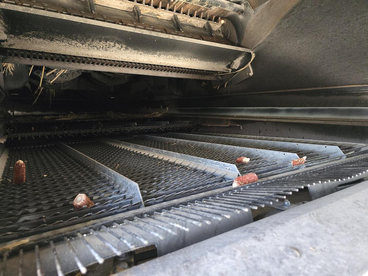 Used 2009 New Holland CR9060 Combine w/ 2200 hrs