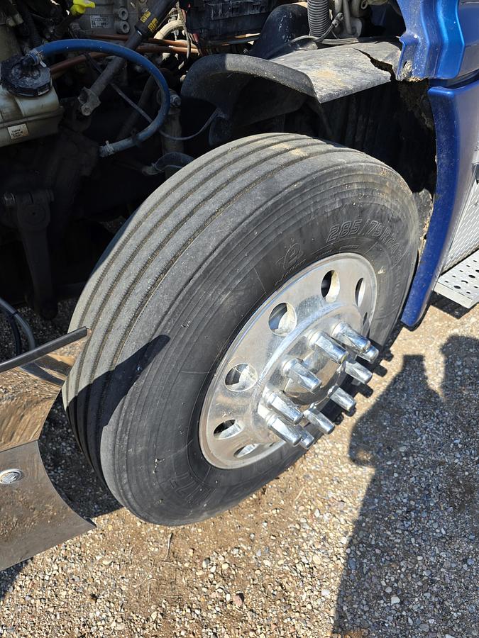Used 2013 Freightliner Cascadia Sleeper Truck