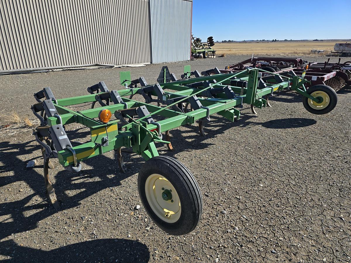 Used 20' John Deere 610 Chisel Plow