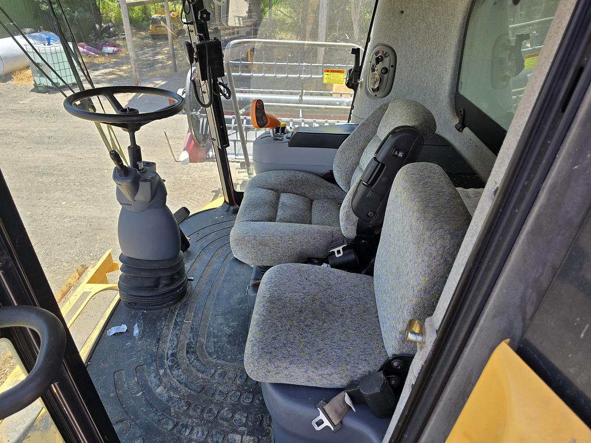 Used 2009 New Holland CR9060 Combine w/ 2200 hrs