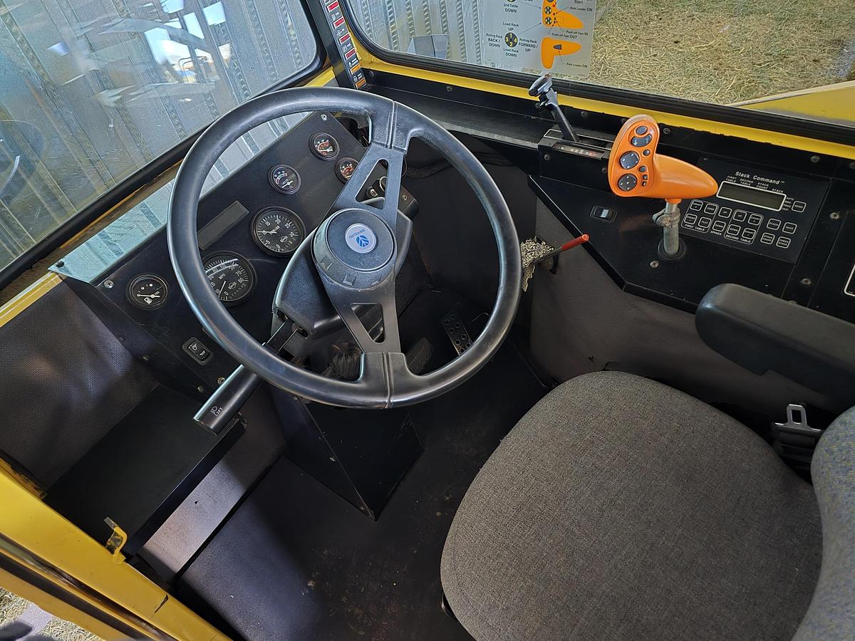 Used 2006 New Holland BW28 Balewagon