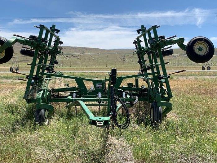 Used 2003 John Deere 2400 3-Section Chisel Plow 31'