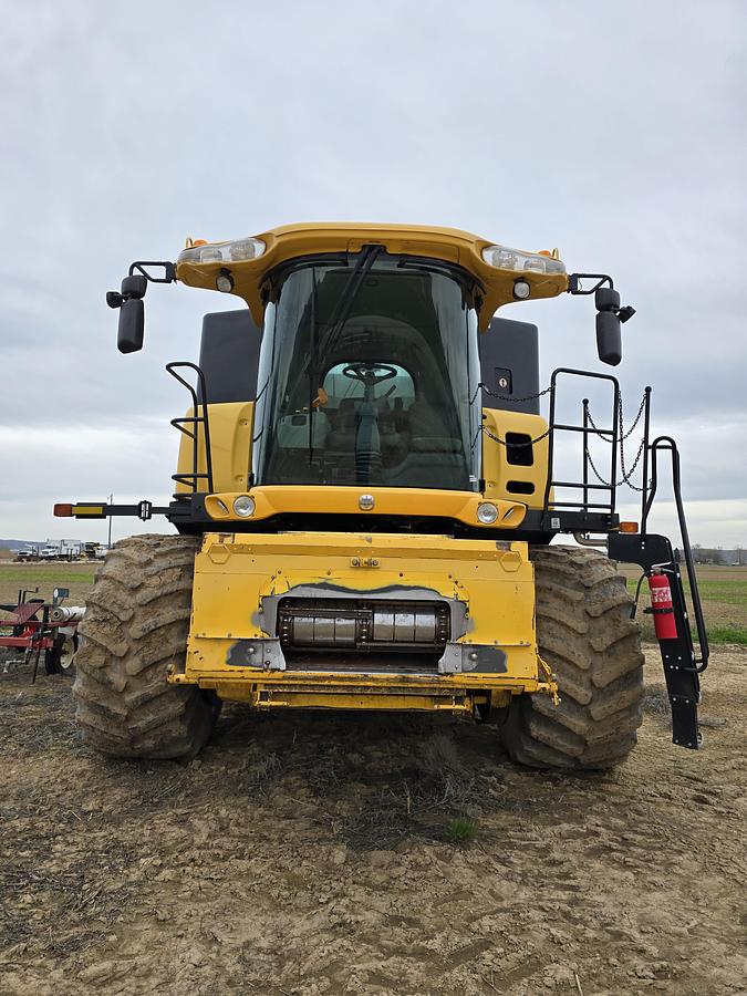 Used 2009 New Holland CR9060 Combine - w/ Seed Screens