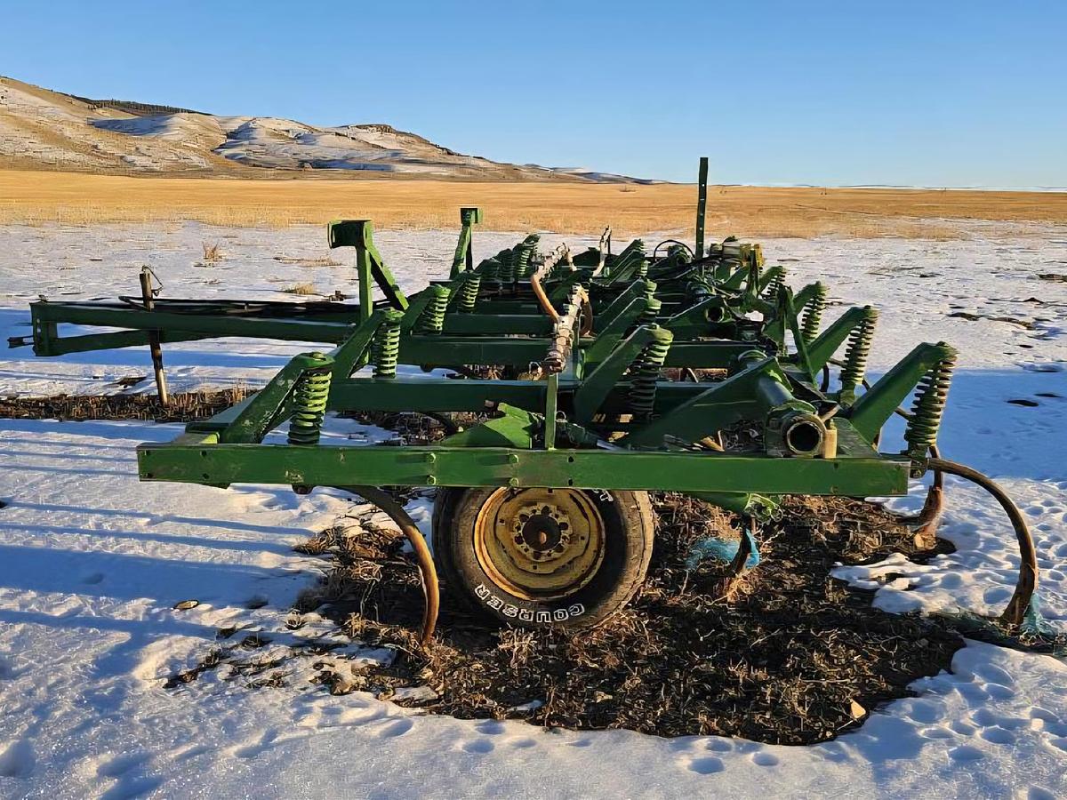 Used 22' John Deere 1600 Chisel Plow