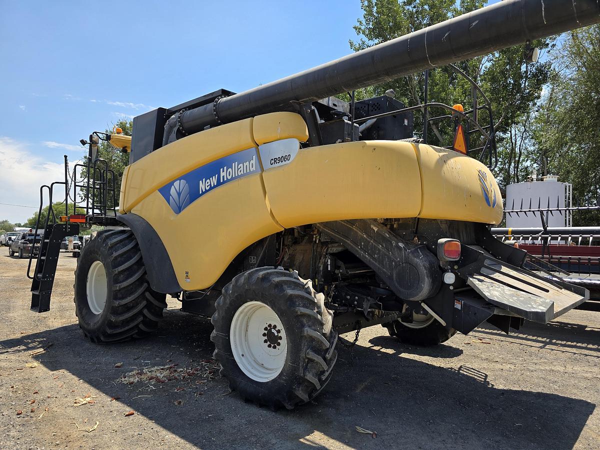 Used 2009 New Holland CR9060 Combine w/ 2200 hrs