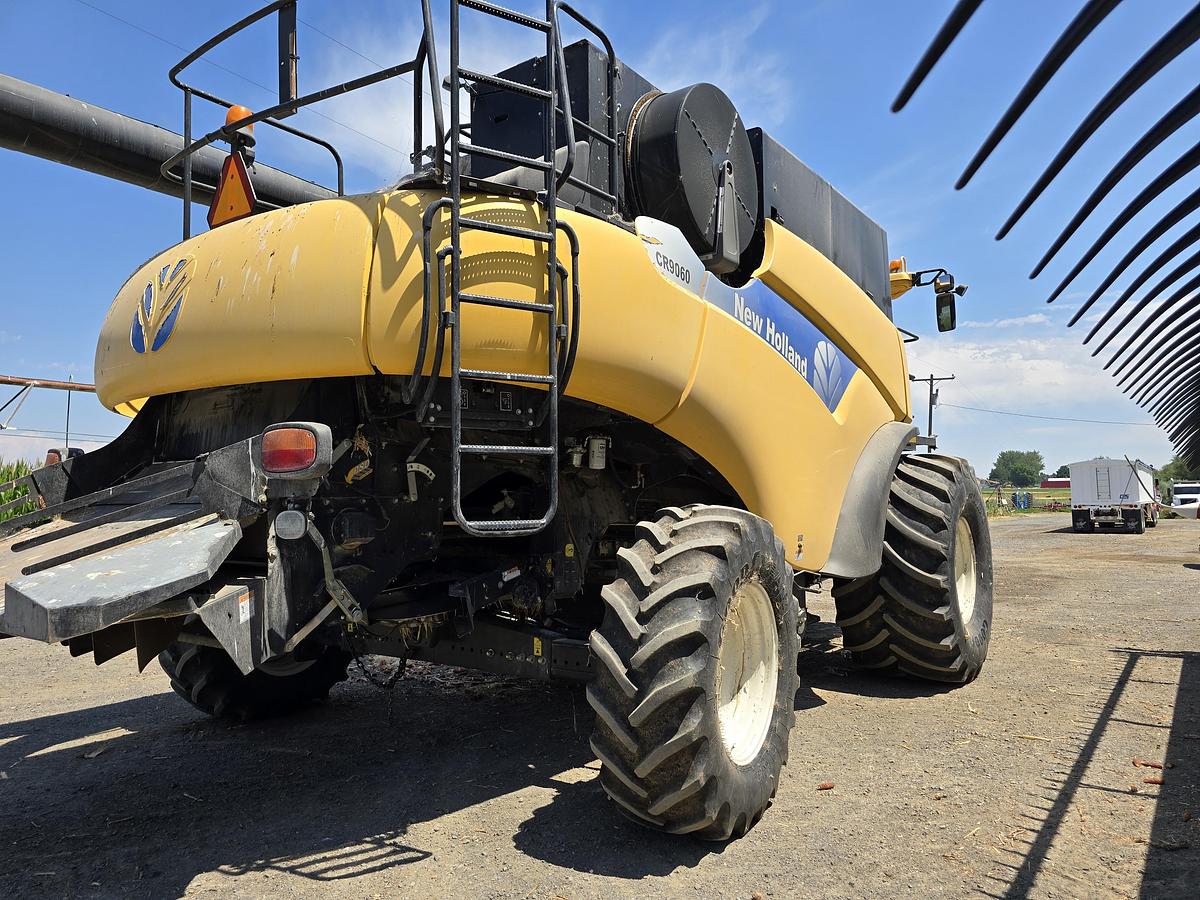 Used 2009 New Holland CR9060 Combine w/ 2200 hrs