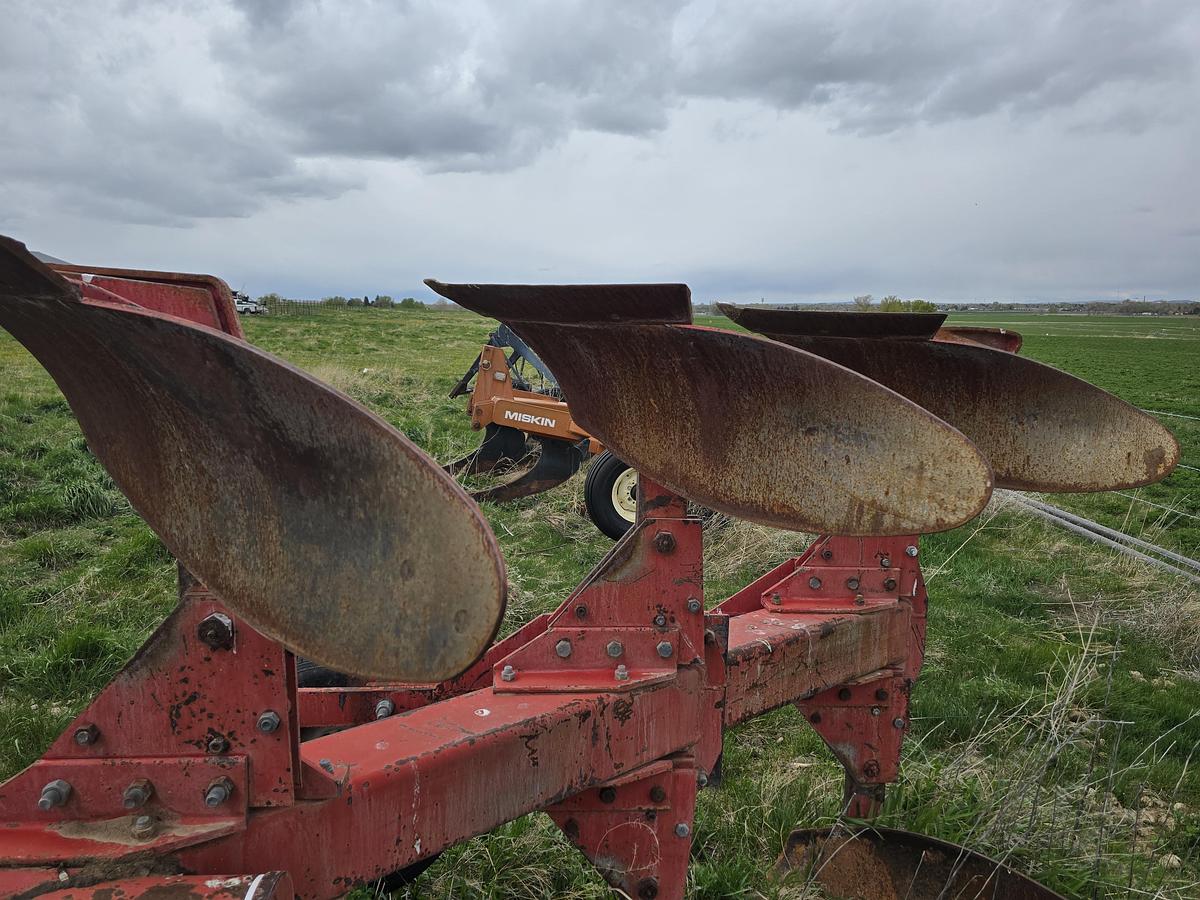 Used Massey Ferguson 570 Plow - 4 Bottom