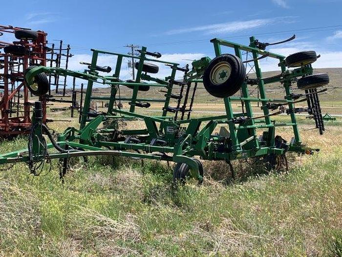 Used 2003 John Deere 2400 3-Section Chisel Plow 31'