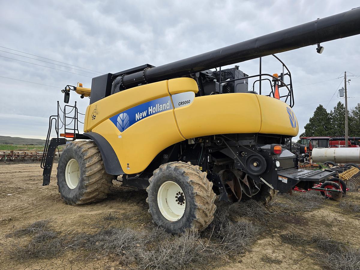 Used 2009 New Holland CR9060 Combine - w/ Seed Screens