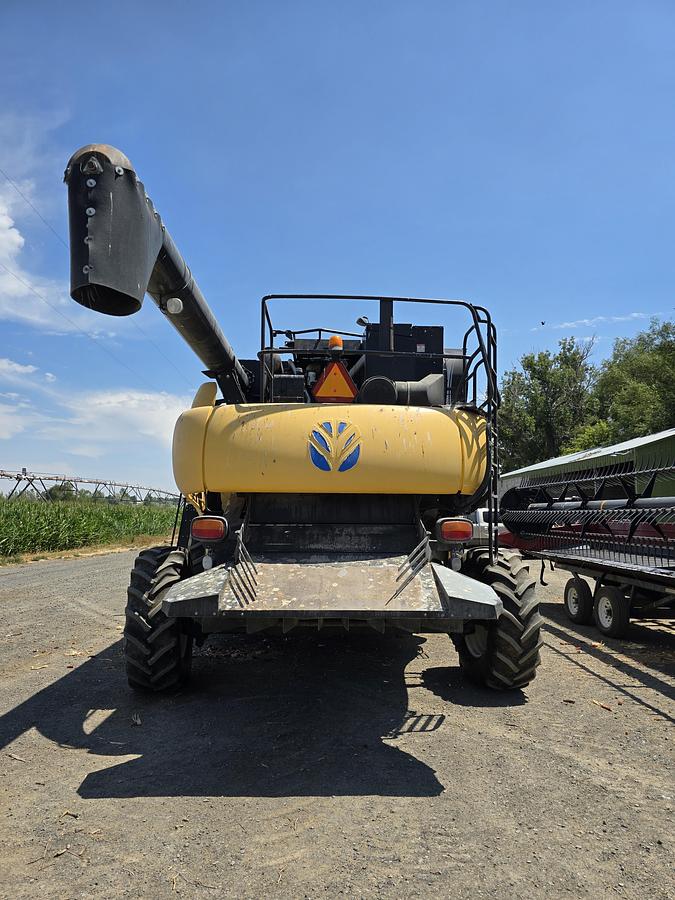 Used 2009 New Holland CR9060 Combine w/ 2200 hrs