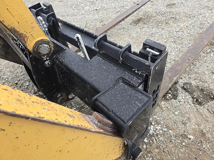 Used John Deere 210LE Skip Loader w/ Skid Steer Attach