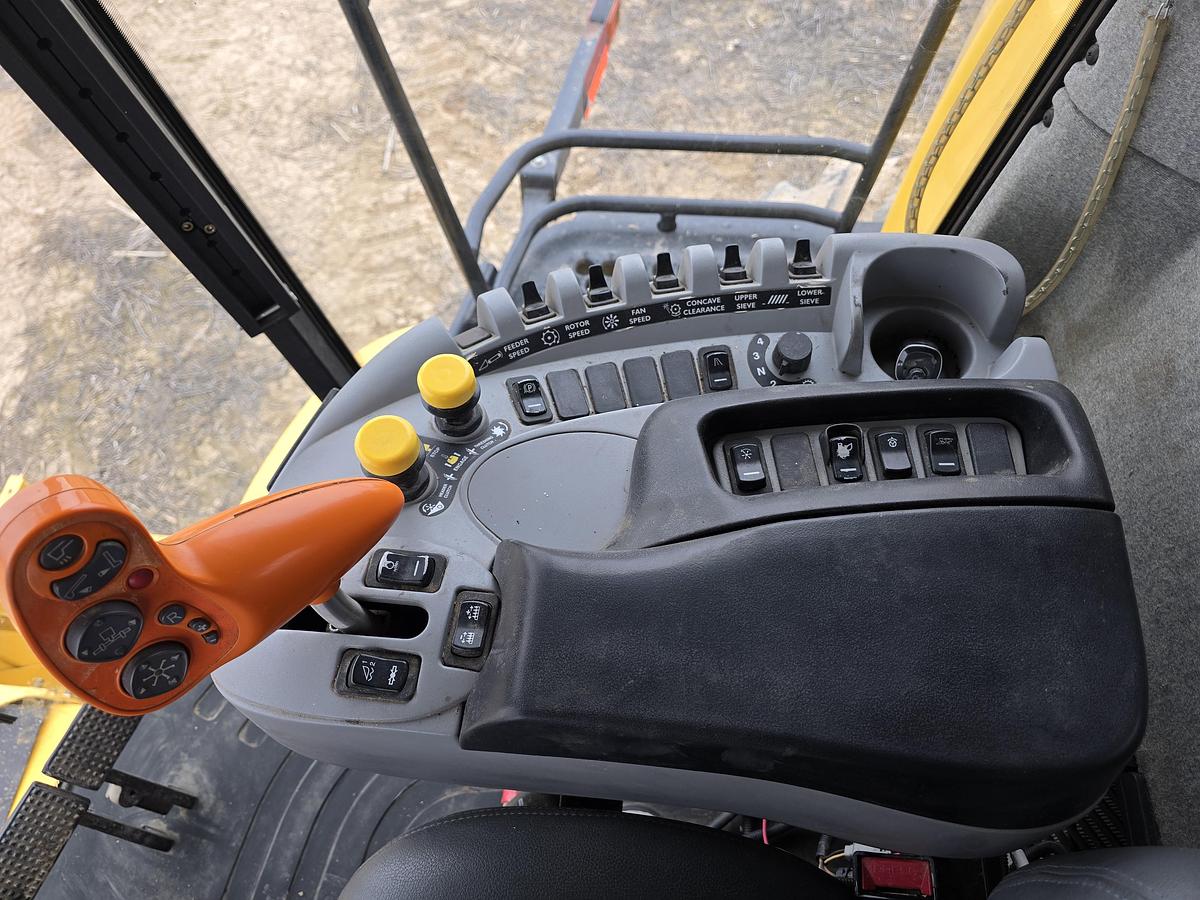 Used 2009 New Holland CR9060 Combine - w/ Seed Screens