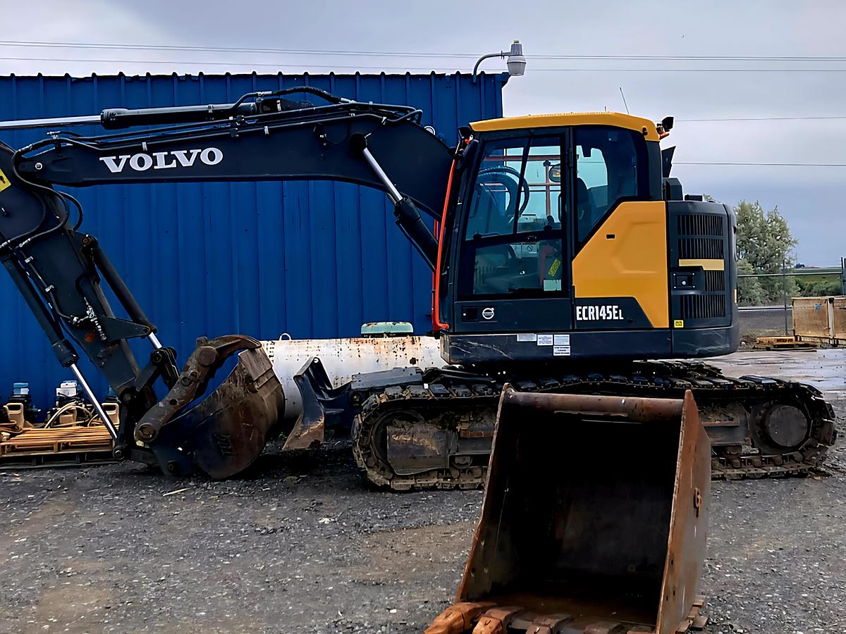 Used 2018 Volvo ECR145EL Excavator w/ Thumb + Push Blade - 3400 hrs