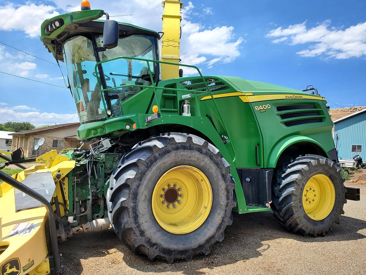 Used 2016 John Deere 8400 Forage Harvester w/ 2 Headers **2300 Hrs**